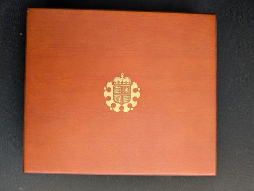 The royal mint wooden - royal,
